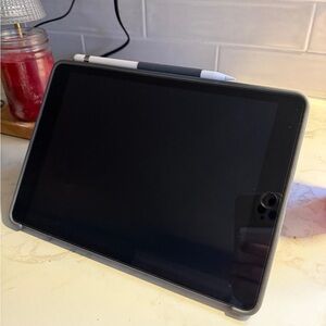Like New iPad 9th Gen 64GB w/Free Pencil!
